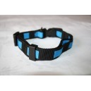 Collier en nylon noir avec damiers bleux, réglable de 35 à 45 cm