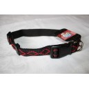 Collier en nylon noir brodé de losanges rouges, réglable de  30 à 45 cm.