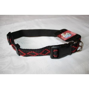Collier en nylon noir brodé de losanges rouges, réglable de  30 à 45 cm.